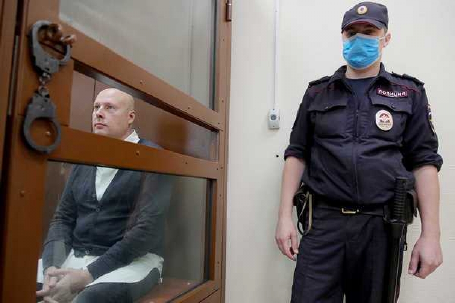 Владислав Мельников (слева) перед рассмотрением ходатайства следствия об избрании меры пресечения (Фото: Сергей Бобылев / ТАСС)