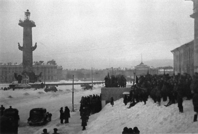 Стрелка Васильевского острова. Услышав о том, что в городе состоится салют, горожане толпами приходили в центр и занимали места с видом на Петропавловскую крепость. 27 января 1944 года. Фото Б. Смирнова.