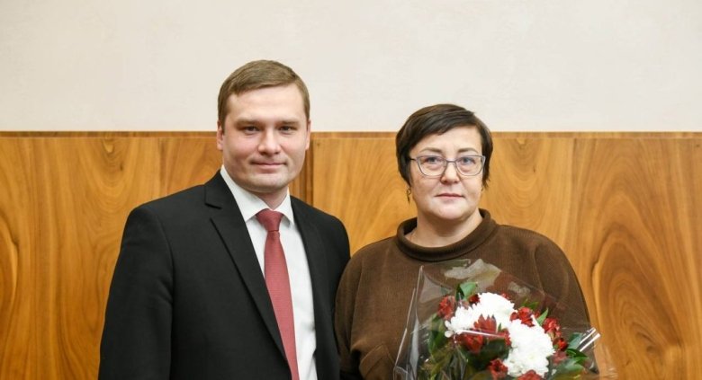 Валентин Коновалов лично вручил партбилет Татьяне Акользиной.