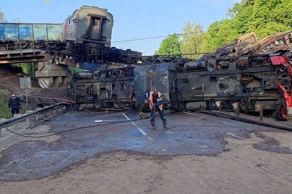 На месте обрушения моста с грузовым поездом на автодорогу в Курской области, 1 июня 2025 года РИА Новости