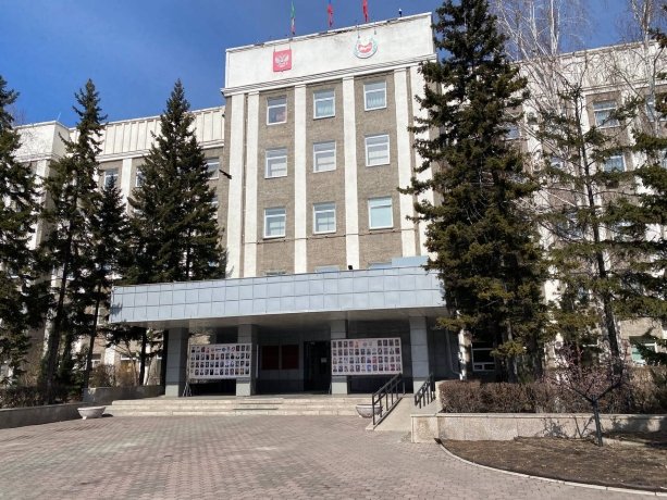 В «сером доме» мнения тоже разделились.