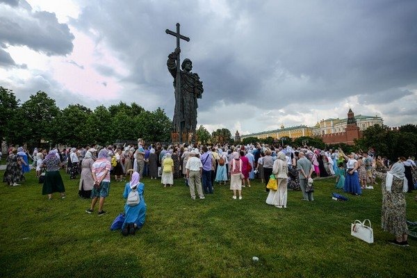Верующие на молебне в день церковно-государственного праздника Крещения Руси у памятника крестителю Руси князю Владимиру на Боровицкой площади в Москве РИА Новости