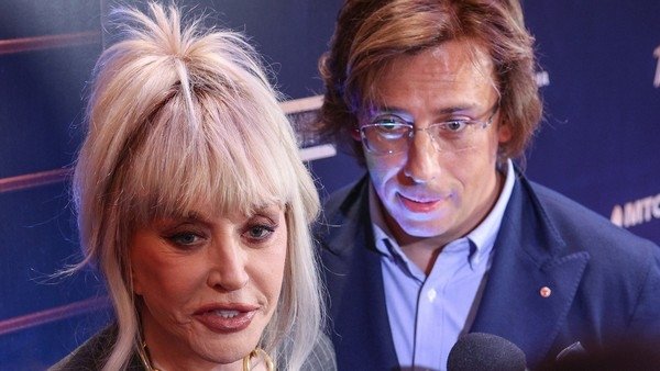 Галкин* и Пугачева с детьми Гарри и Лизой прогулялись по Риге
