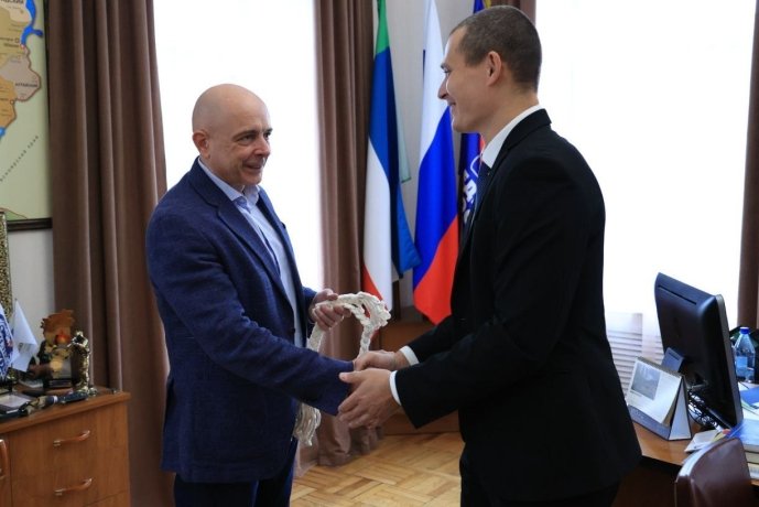 Сергей Сокол: Пожал руки победителю первенства мира по муайтай Николаю Павских и его тренеру Вячеславу Лапауху!