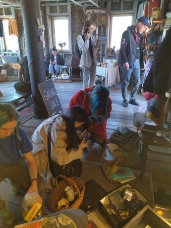 Фото: со страницы гаражной распродажи в социальной сети