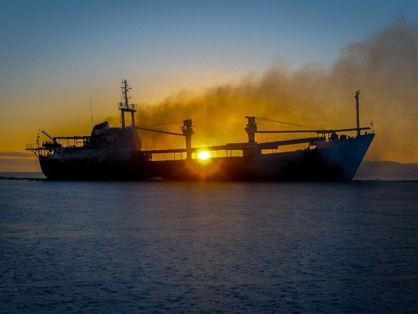 Брошенное судно "Yeruslan", ранее арестованное за невыплату зарплат работавшим на нем морякам, горит у берегов Владивостока в акватории Амурского залива© РИА Новости / Семен Апасов