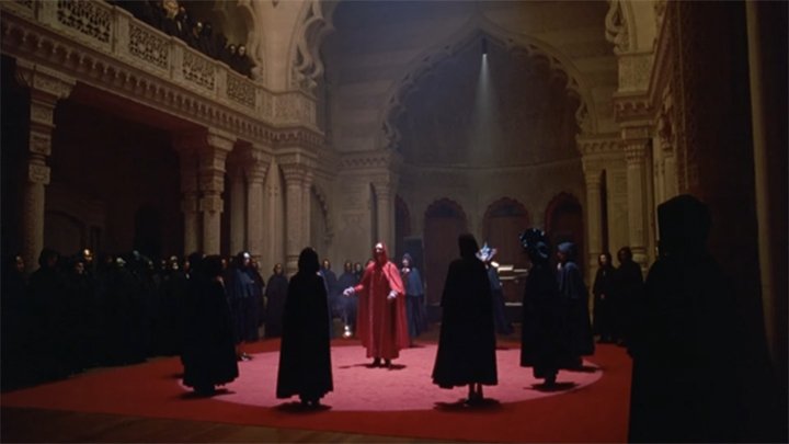 Фото: Судя по всему, организаторы "закрытых вечеринок" вдохновлялись Голливудом. Кадр из фильма "С широко закрытыми глазами" (1999, режиссёр Стэнли Куборик, Warner Bros. Entertainment, Inc.)