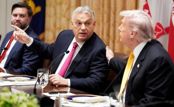 На фото: президент США Дональд Трамп (справа), вице-президент США Джей Ди Вэнс (слева), премьер-министр Венгрии Виктор Орбан (в центре) во время обеда в Белом доме. (Фото: AP/TASS)