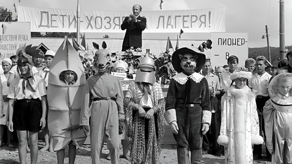 В пионерлагере из фильма «Добро пожаловать, или Посторонним вход воспрещен» (1964) все было устроено так, чтобы у детей не было свободного времени / Фото: Киностудия «Мосфильм»