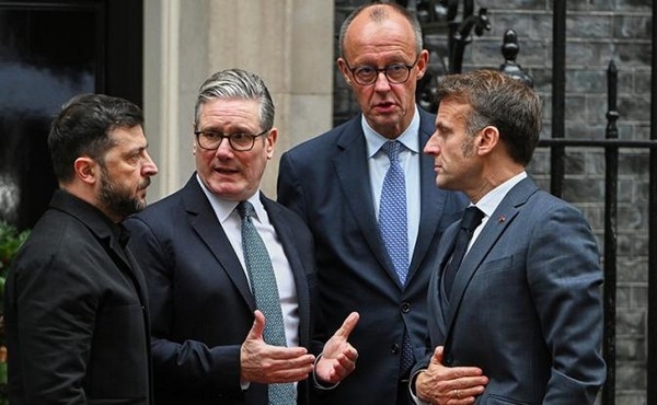 5217 На фото: президент Украины Владимир Зеленский, премьер-министр Великобритании Кир Стармер, канцлер Германии Фридрих Мерц и президент Франции Эмманюэль Макрон (слева направо) после окончания встречи. На фото: президент Украины Владимир Зеленский, премьер-министр Великобритании Кир Стармер, канцлер Германии Фридрих Мерц и президент Франции Эмманюэль Макрон (слева направо) после окончания встречи. (Фото: AP/TASS)