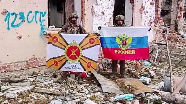 Фото: РИА Новости / Министерство обороны РФ Перейти в медиабанк Военнослужащие ВС России на одной из улиц в освобожденном Северске