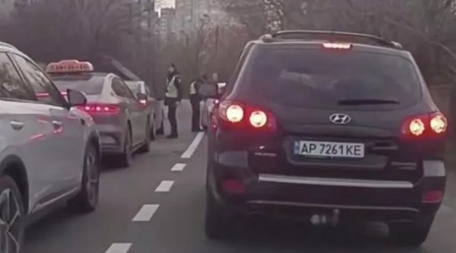 Полиция и ТЦК перекрыли улицу Тепловозную в Киеве для проверки документов у всех водителей. Кадр видео из соцсетей. Архивное фото