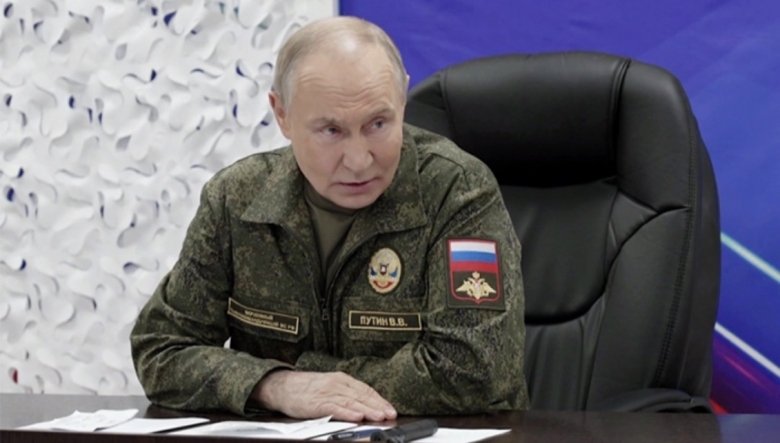 Владимир Путин во время посещения командного пункта группировки "Запад". Скриншот: видеокадр Kremlin.ru