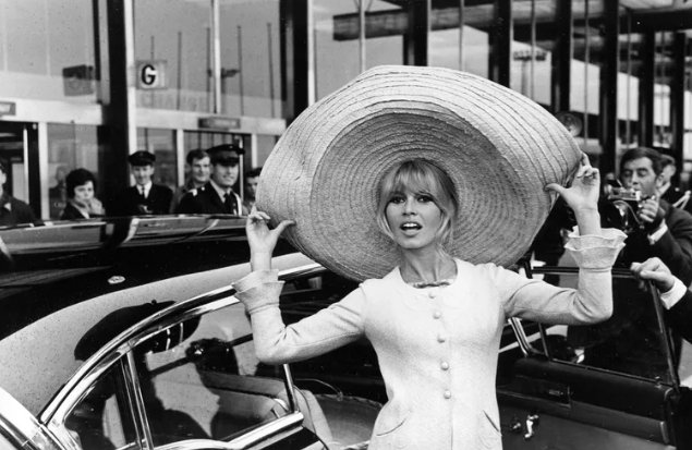 Фото: AP Photo Брижит Бардо во время прибытия в аэропорт Орли, Париж, Франция, 1965 год