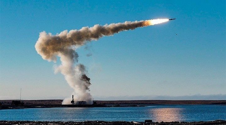 Игры в кошки-мышки с противником, где флот остаётся целью, постоянно перемещаясь от ударов и не обеспечивая полноценное поражение угроз, должны быть завершены. Фото: Министерство обороны РФ