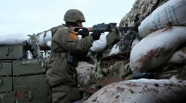 Фото: AP Photo / Vitali Komar Украинский военный на боевой позиции в Донецкой области. Архивное фото