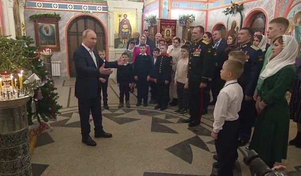 Фото: стоп-кадр видео Рождественское богослужение в храме великомученика Георгия Победоносца