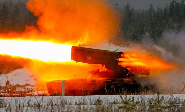 Фото: во время работы тяжелой огнеметной системы ТОС-1А «Солнцепек». (Фото: MOD Russia/via Globallookpress.com)