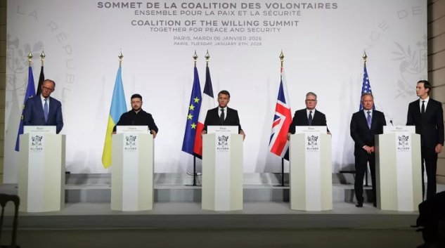 Фото: AP Photo / Ludovic Marin Фридрих Мерц, Владимир Зеленский, Эммануэль Макрон, Кир Стармер, Стив Уиткофф и Джаред Кушнер на пресс-конференции после подписания декларации о гарантиях безопасности для Киева. Архивное фото