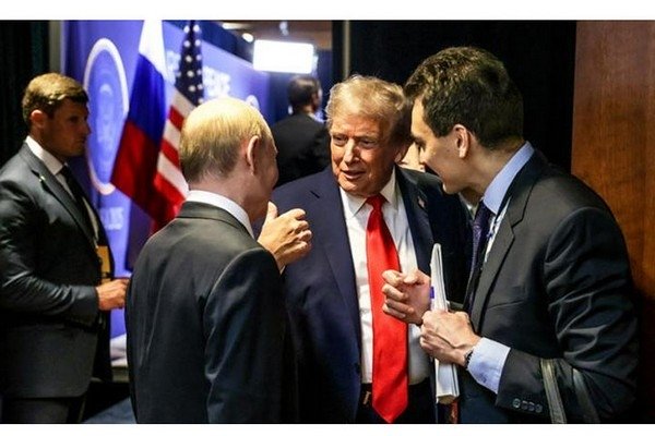 На фото: Аляска. Анкоридж. Президент России Владимир Путин и президент США Дональд Трамп (слева направо на первом плане). (Фото: Гавриил Григоров/Пресс-служба президента РФ/ТАСС)