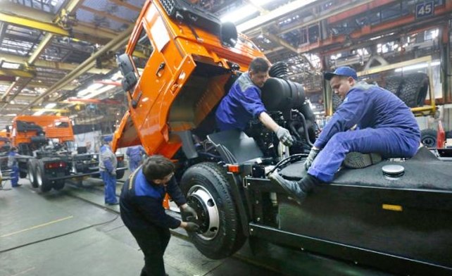 Фото: сборка автомобиля в цехе завода «Камаз». (Фото: Егор Алеев/ТАСС)