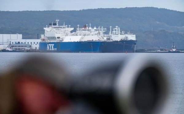 На фото: танкер для сжиженного природного газа «LNG Adventure» перекачивает сжиженный природный газ на плавучую установку для хранения и регазификации (FSRU) «Нептун» в порту Мукран, Германия. (Фото: dpa/picture-alliance/TASS)