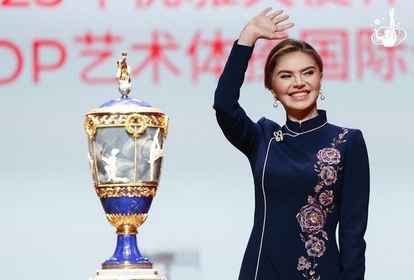 Фото: https://www.woman.ru/stars/koroleva-sredi-vsekh-kabaeva-sobrala-v-kitae-glavnykh-olimpiiskikh-chempionok-po-gimnastike-id6665413/