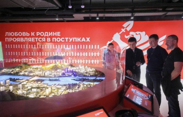 Александр Новак и Михаил Котюков в красноярском национальном центре «Россия». Фото: Тг-канал Михаила Котюкова