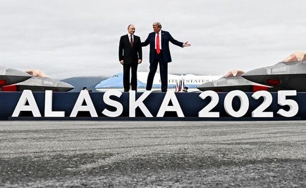 На фото: президент России Владимир Путин и президент США Дональд Трамп (слева направо) во время встречи на Аляске. На фото: президент России Владимир Путин и президент США Дональд Трамп (слева направо) во время встречи на Аляске. (Фото: Сергей Бобылев/POOL/ТАСС)