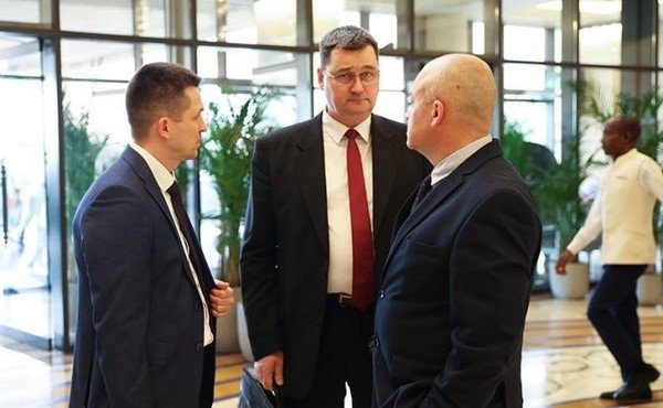  На фото: Абу-Даби. Члены российской делегации после переговоров в гостинице «Ритц Карлтон». (Фото: Валерий Шарифулин/ТАСС)