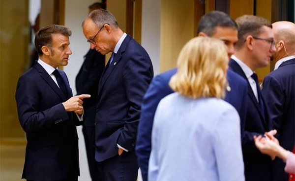 4561 На фото (слева направо) На фото (слева направо): президент Франции Эммануэль Макрон (слева) во время беседы с канцлером Германии Фридрихом Мерцем. (Фото: AP Photo/Geert Vanden Wijngaert/TASS)