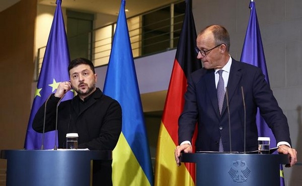 На фото: канцлер Германии Фридрих Мерц и президент Украины Владимир Зеленский (справа налево) (Фото: AP/TASS)