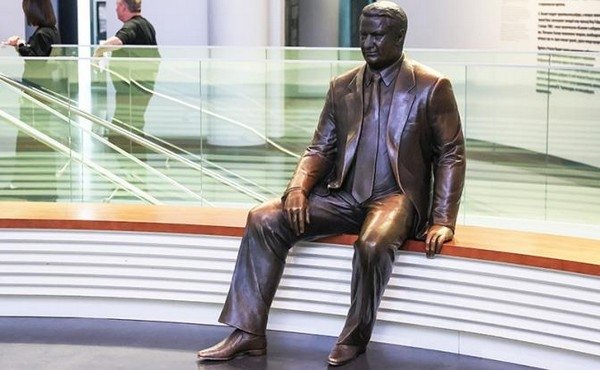 На фото: памятник Борису Ельцину На фото: памятник Борису Ельцину (Фото: Донат Сорокин/ТАСС)