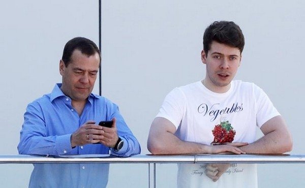 На фото: Заместитель председателя Совета Безопасности России, председатель партии «Единая Россия» Дмитрий Медведев с сыном Ильей. Архивное фото. (Фото: Михаил Метцель/ТАСС)