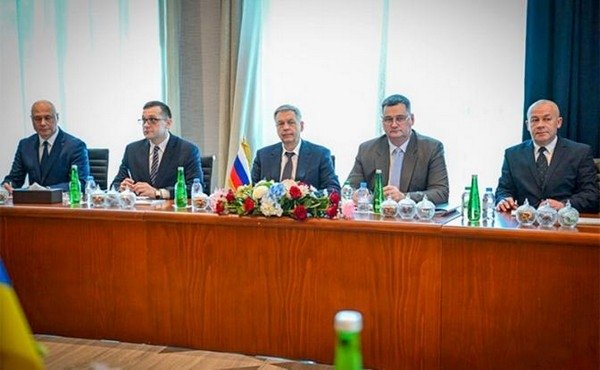 На фото: начальник главного разведывательного управления Генерального штаба ВС РФ адмирал Игорь Костюков (в центре) и другие участники во время второго раунда переговоров Россия-США-Украина. На фото: начальник главного разведывательного управления Генерального штаба ВС РФ адмирал Игорь Костюков (в центре) и другие участники во время второго раунда переговоров Россия-США-Украина. (Фото: Пресс-служба МИД ОАЭ/ТАСС)
