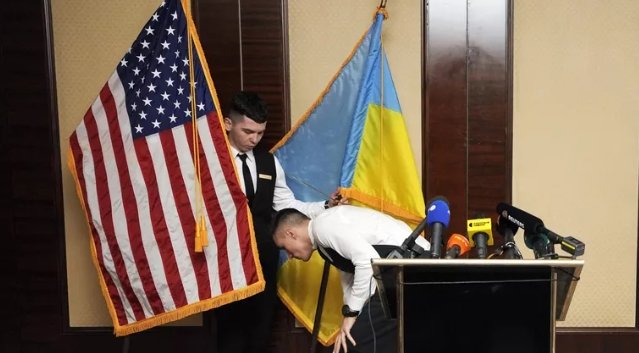 Фото: AP Photo / Vadim Ghirda Флаги США и Украины. Архивное фото