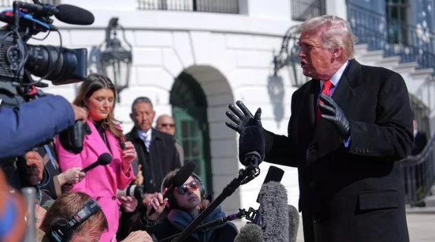 Фото: AP Photo / Evan Vucci Президент США Дональд Трамп беседует с журналистами