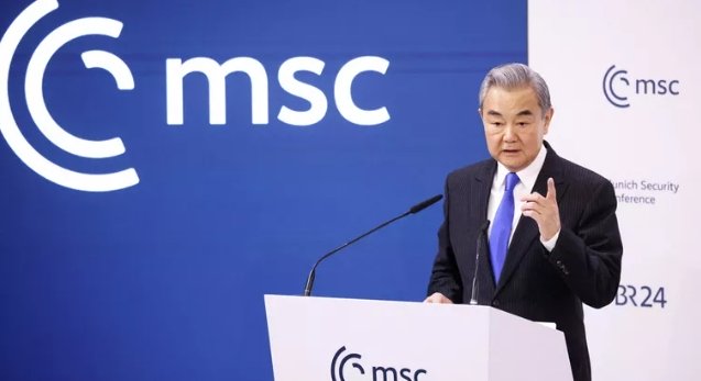 Фото:  REUTERS / Liesa Johannssen Министр иностранных дел Китая Ван И на Мюнхенской конференции по безопасности