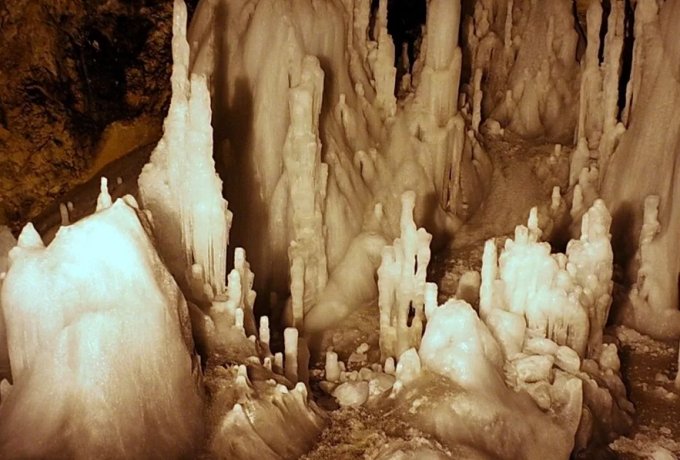 Фото: CC BY-SA 3.0 / Beradrian / Scărişoara Cave