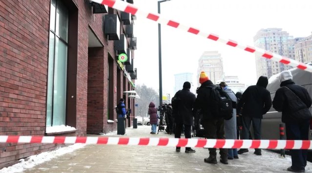 Фото: РИА Новости / Григорий Сысоев Люди у дома, где было совершено покушение на генерала Минобороны Владимира Алексеева