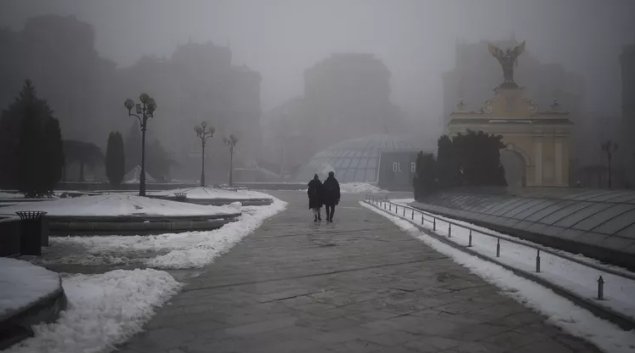 Фото: © AP Photo / Felipe Dana Прохожие в центре Киева . Архивное фото