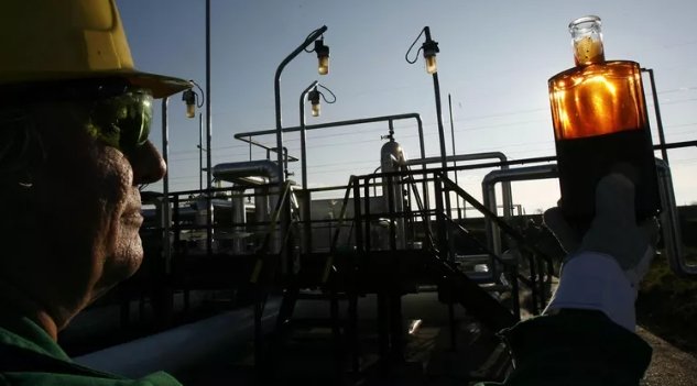 Фото: AP Photo / Zsolt Szigetvary Рабочий проводит контроль на приемной станции нефтепровода "Дружба". Архивное фото