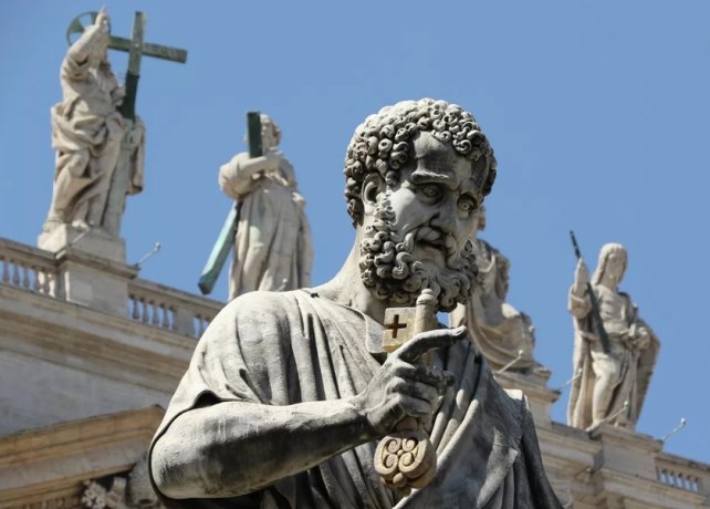 Фото: CC BY-SA 4.0 / Raffaele pagani / Saint Peter's statue made by Giuseppe De Fabris - St. Peter's Square