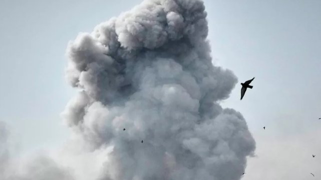 Фото: AP Photo / Vahid Salemi Дым на месте удара в Тегеран
