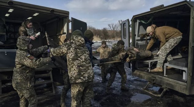 Фото: © AP Photo / Libkos Медики транспортируют раненого украинского военного. Архивное фото