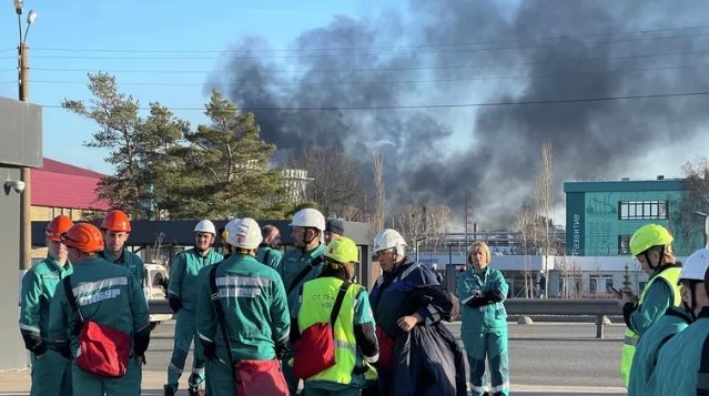 Фото: © РИА Новости / Антон Катушенок Пожар на заводе в Нижнекамске