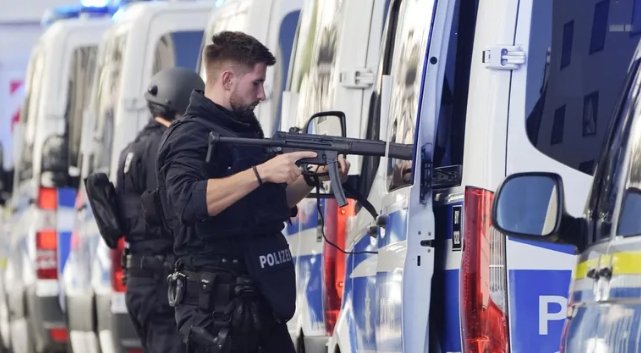 Фото: © AP Photo / Matthias Schrader Немецкие полицейские. Архивное фото