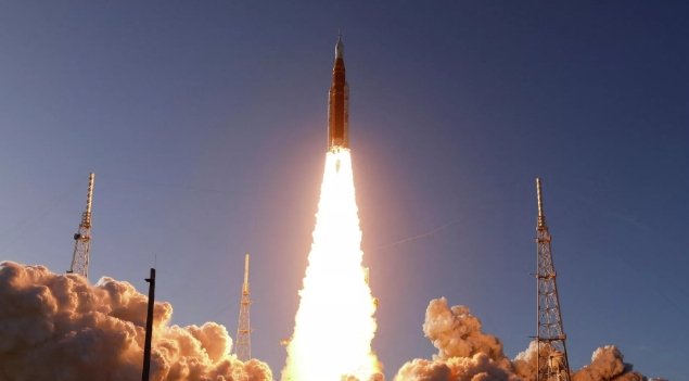 Фото: © REUTERS / Joe Skipper Старт сверхтяжелой ракеты SLS с космическим кораблем Orion, который направится к Луне в рамках миссии Artemis II. Архивное фото