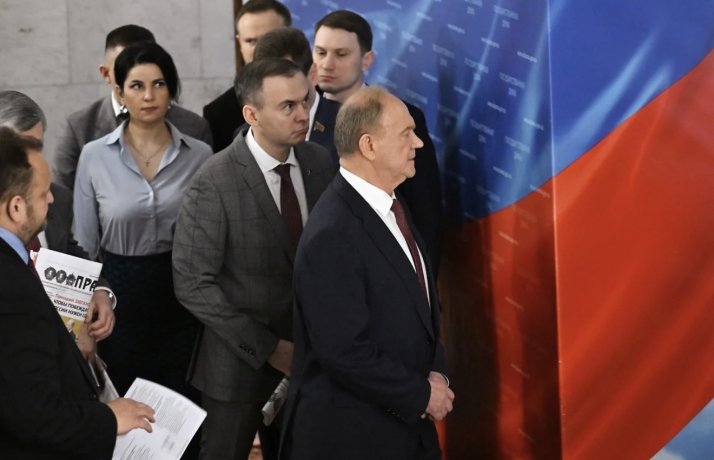 Лидер КПРФ (справа) и первый заместитель комитета Госдумы по безопасности и противодействию коррупции Юрий Афонин (в центре) / Фото: Дмитрий Духанин, Коммерсантъ
