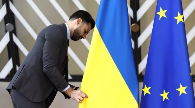 Фото: © AP Photo / Geert Vanden Wijngaert Флаг Украины. Архивное фото